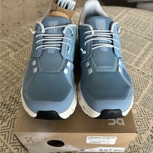 New in box Women’s On Cloud 6 8.5 Chambray/White